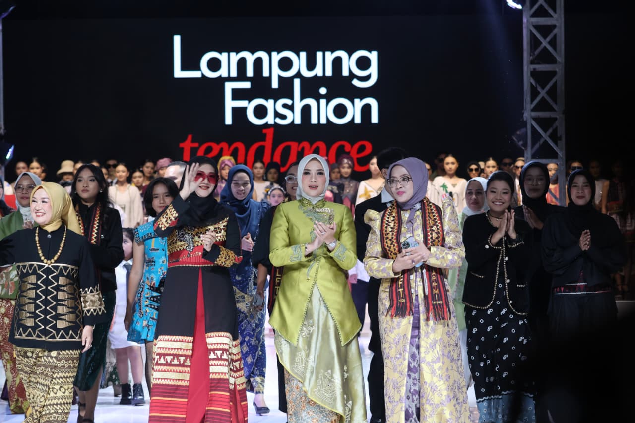 Ketua Dekranasda Provinsi Lampung Buka Lampung Fashion Tendance 2025, Tampilkan Desainer dari Sejumlah Negara